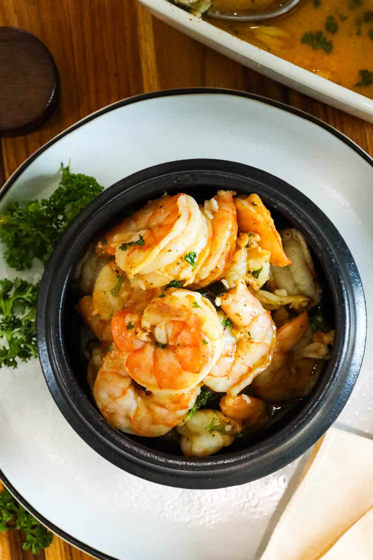 air fryer garlic butter shrimp in black bowl