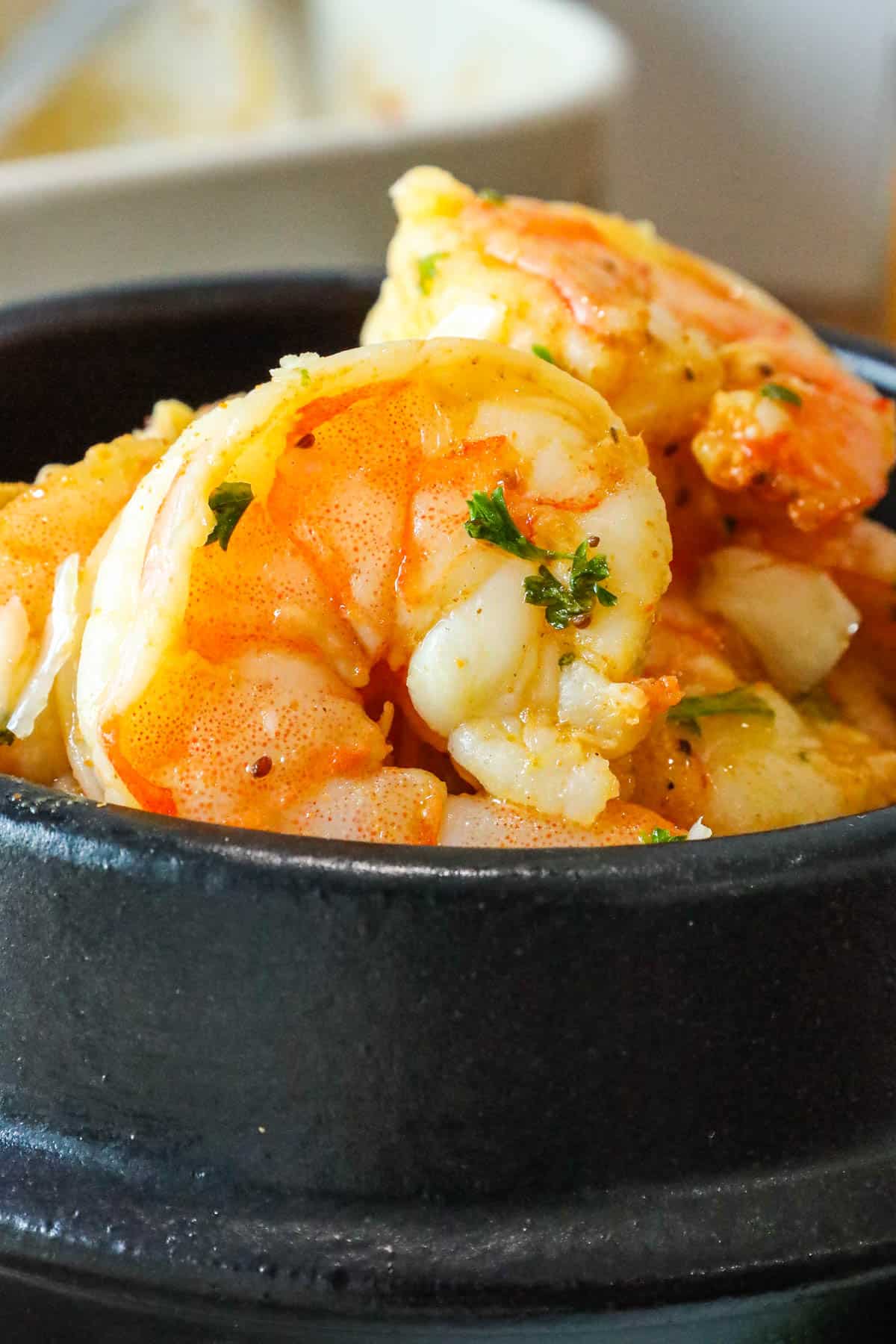 air fryer garlic butter shrimp in black bowl